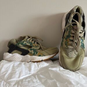 Nike Huarache Camouflage Green Sneakers. Used- Signs Of Wear. Size Y6.5